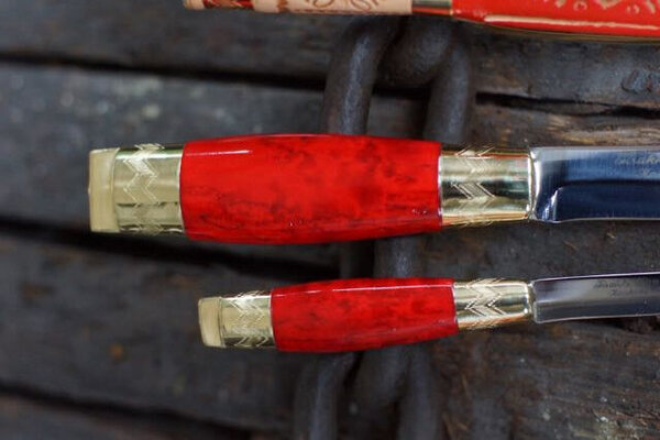 <b>Handles made with curly birch and painted red. Carbon steel blades. The smaller knife’s blade in 7 cm long and the larger knife’s 10 cm. </b>