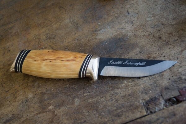 <b>The bolster provides strong support and protection, while also shifting the knife</b>