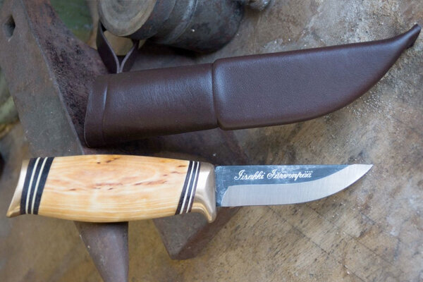 <b>The slanted birch handle is complemented at both ends by individually cast bronze pommels. </b>