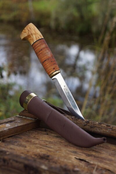 <b>Leather sheath fitted with a metal band that keeps the sheath tight even when wet. </b>