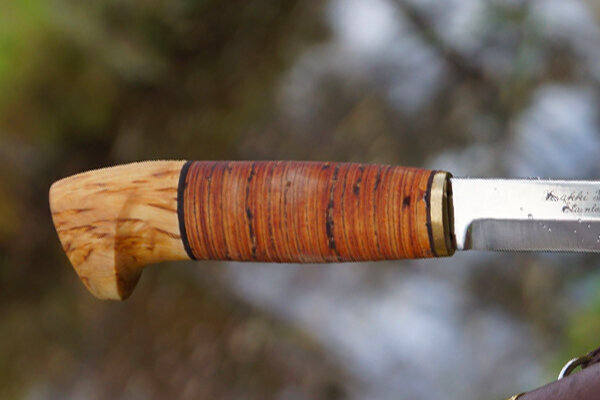 <b>The handle provides a good grip, and the birch top prevents the knife from slipping out of your hand. </b>