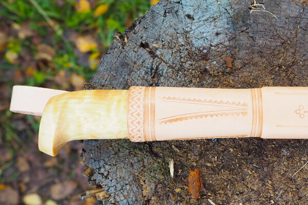 <b>The handle is made from oiled curly birch. </b>