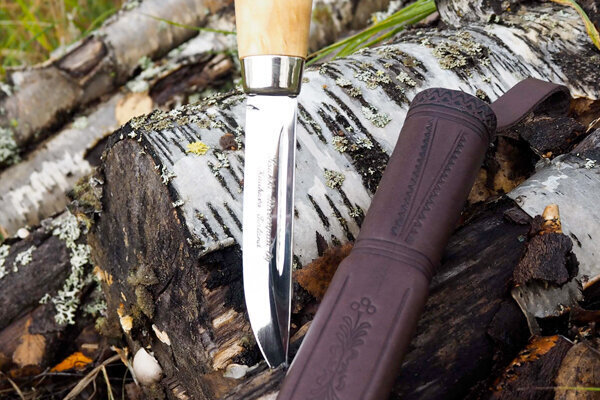 <b>The polished carbon steel blade is extremely sharp and easy to sharpen. </b>