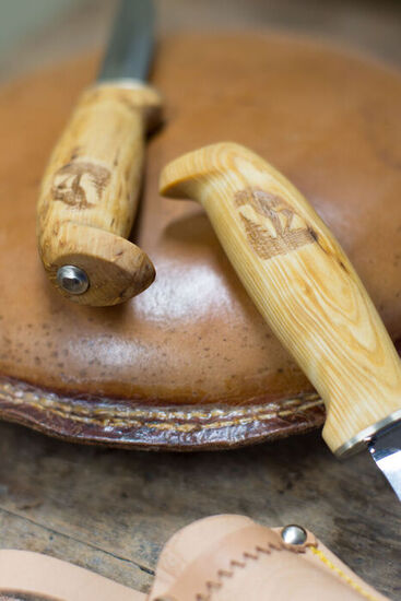 Whittle knife with finger guard